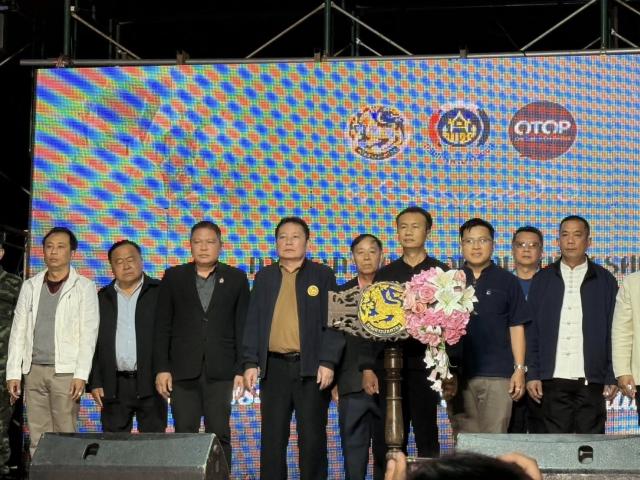 พิธีเปิดการประกวดร้องเพลงไทยลูกทุ่ง กำนัน ผู้ใหญ่บ้าน แพทย์ประจำตำบล สารวัตรกำนัน ผู้ช่วยผู้ใหญ่บ้าน และ ผู้บริหารองค์กรปกครองส่วนท้องถิ่น สมาชิกสภา พนักงานองค์กรปกครองส่วนท้องถิ่น ณ เวทีกลางงานฤดูหนาวและงาน OTOP ของดีอำเภอฝาง ประจำปี 2568