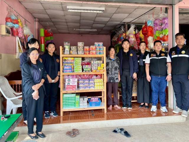 ลงพื้นที่ตรวจสอบร้านค้าจำหน่ายดอกไม้เพลิงในพื้นที่ตำบลแม่ข่า อำเภอฝาง จังหวัดเชียงใหม่ 