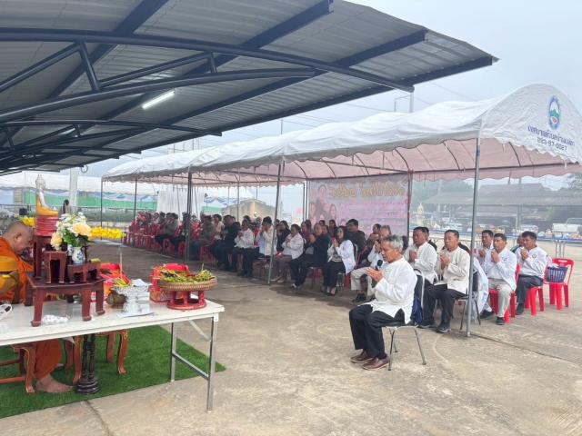 คณะผู้บริหาร สมาชิกสภาเทศบาลตำบลบ้านแม่ข่า ข้าราชการ พนักงานเทศบาล กำนัน ผู้ใหญ่บ้าน และพุทธศาสนิกชนชาวตำบลแม่ข่า ร่วมกันประกอบพิธีทำบุญตักบาตรข้าวสารอาหารแห้ง แด่พระภิกษุสงฆ์และสามเณร จำนวน 9 รูป ตามประเพณีวิถีไทย เพื่อความเป็นสิริมงคลเนื่องในวันขึ้นปีใหม่ วันแรกของพุทธศักราช 2569