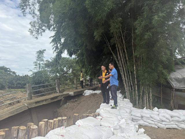  ลงพื้นที่สำรวจผนังกั้นน้ำฝางเกิดการทรุดตัว บริเวณบ้านสันต้นแหน หมู่ที่1