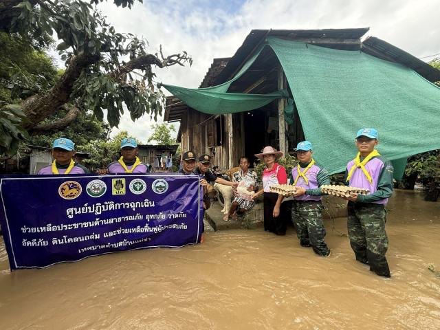 เทศบาลตำบลบ้านแม่ข่า นำโดย นายจักรชัย ใจหนัก นายกเทศมนตรี พร้อมคณะผู้บริหาร สมาชิกสภาเทศบาล และพนักงานเทศบาล ร่วมมอบถุงยังชีพแก่ชาวบ้านที่ได้รับผลกระทบอุทกภัยในพื้นที่เขตเทศบาลตำบลบ้านแม่ข่า